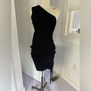 New Alexander Wang Black One-Shoulder Dress
With ruching. 100 % Merino wool.